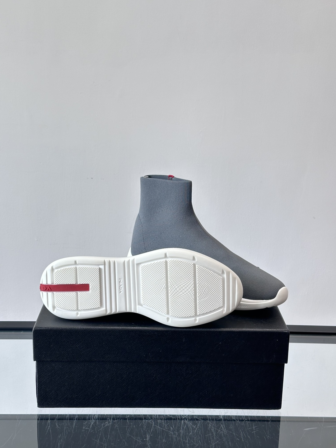 Prada飞织高帮袜式运动鞋，飞织材质+橡胶鞋底，简约又舒适！袜式设计贴合脚型，穿着超像穿袜子一样舒服～