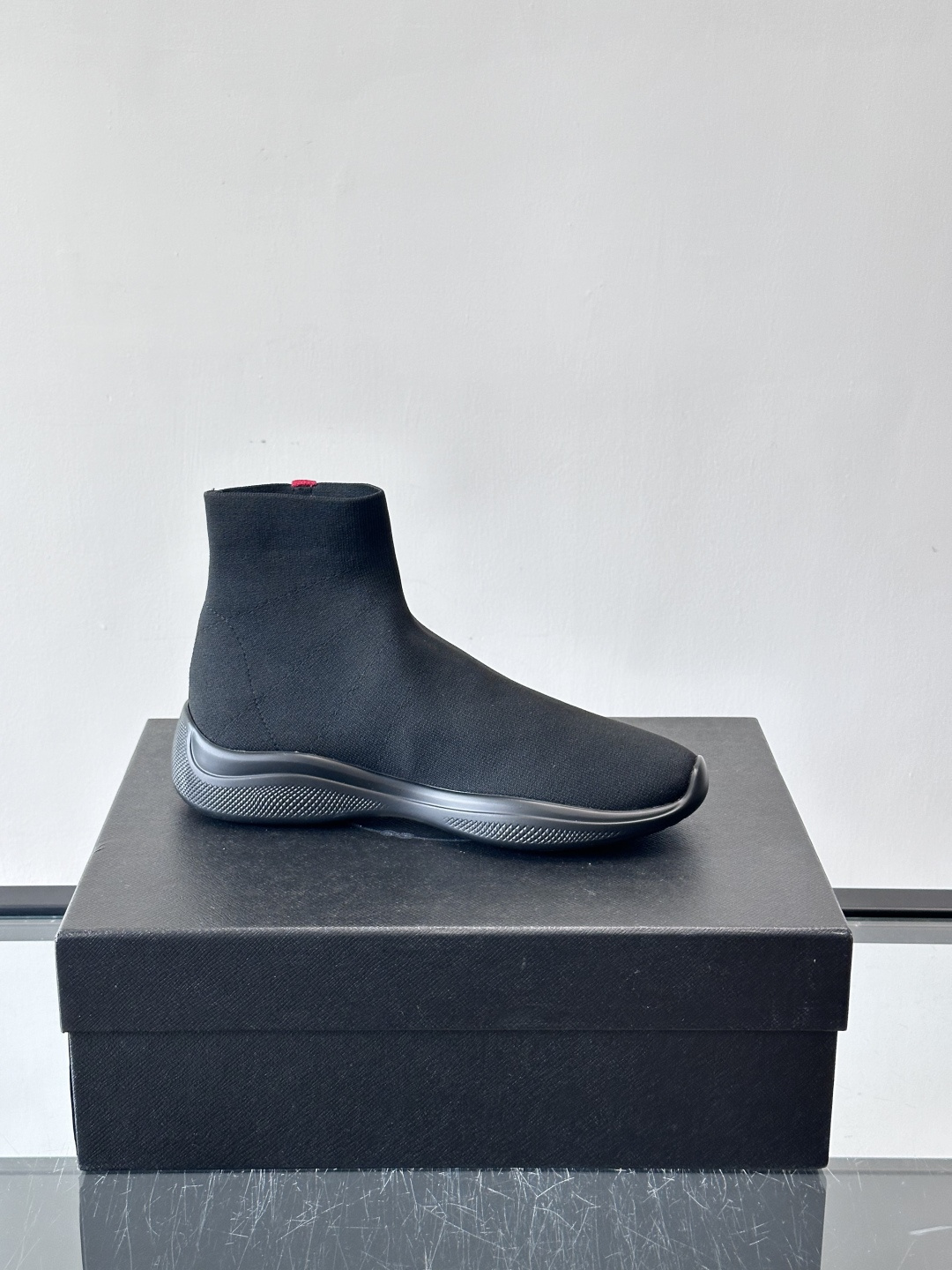 Prada飞织高帮袜式运动鞋，飞织材质+橡胶鞋底，简约又舒适！袜式设计贴合脚型，穿着超像穿袜子一样舒服～