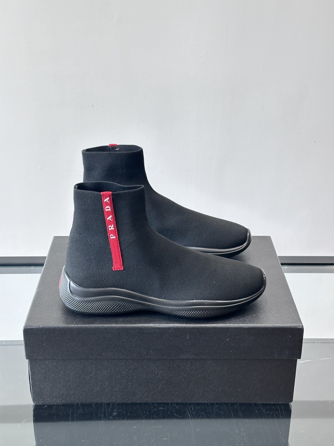 Prada飞织高帮袜式运动鞋，飞织材质+橡胶鞋底，简约又舒适！袜式设计贴合脚型，穿着超像穿袜子一样舒服～