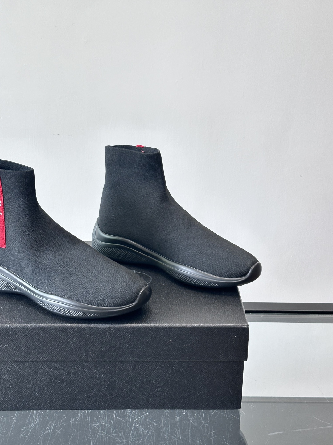 Prada飞织高帮袜式运动鞋，飞织材质+橡胶鞋底，简约又舒适！袜式设计贴合脚型，穿着超像穿袜子一样舒服～