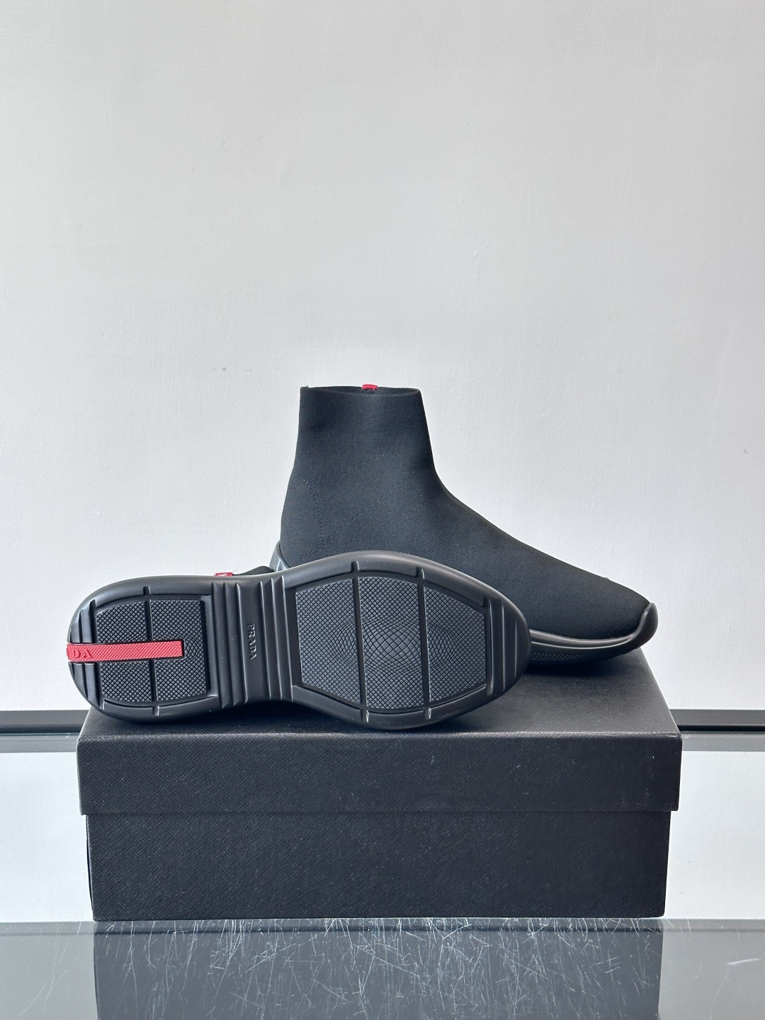 Prada飞织高帮袜式运动鞋，飞织材质+橡胶鞋底，简约又舒适！袜式设计贴合脚型，穿着超像穿袜子一样舒服～