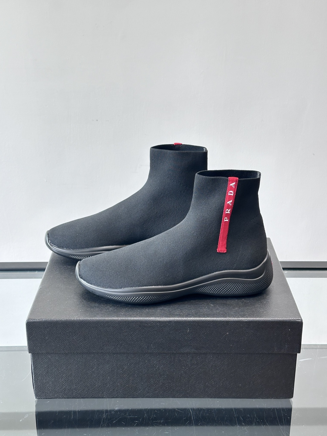 Prada飞织高帮袜式运动鞋，飞织材质+橡胶鞋底，简约又舒适！袜式设计贴合脚型，穿着超像穿袜子一样舒服～