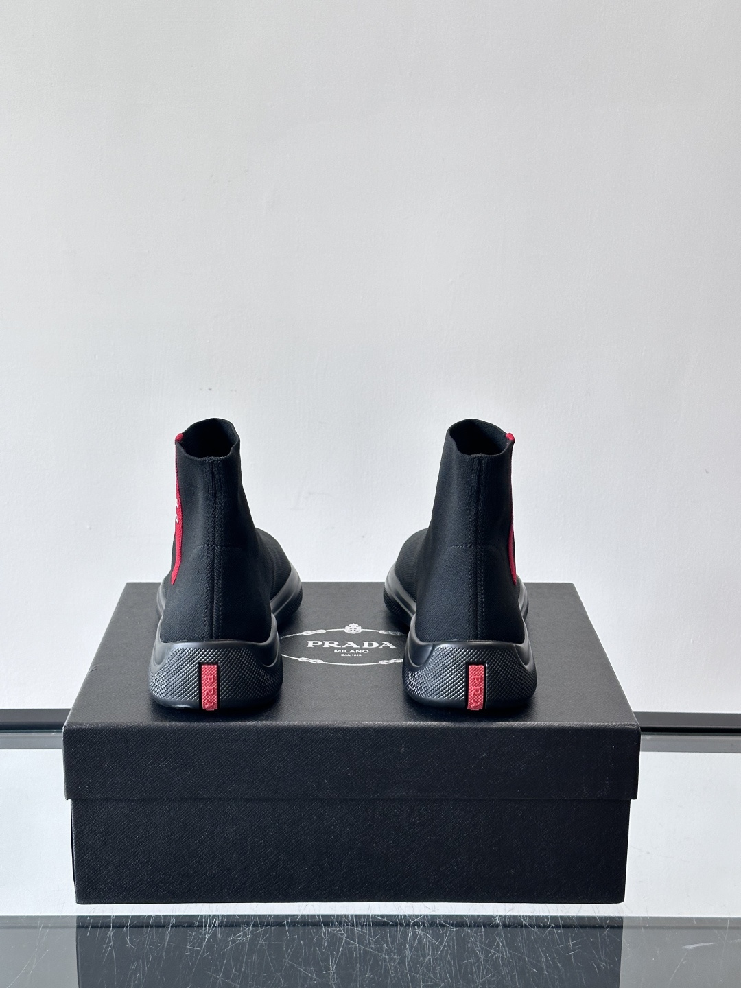 Prada飞织高帮袜式运动鞋，飞织材质+橡胶鞋底，简约又舒适！袜式设计贴合脚型，穿着超像穿袜子一样舒服～