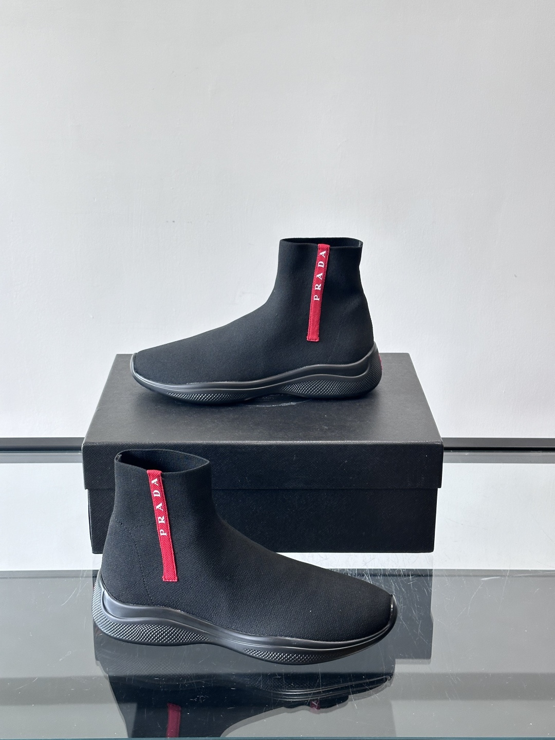 Prada飞织高帮袜式运动鞋，飞织材质+橡胶鞋底，简约又舒适！袜式设计贴合脚型，穿着超像穿袜子一样舒服～