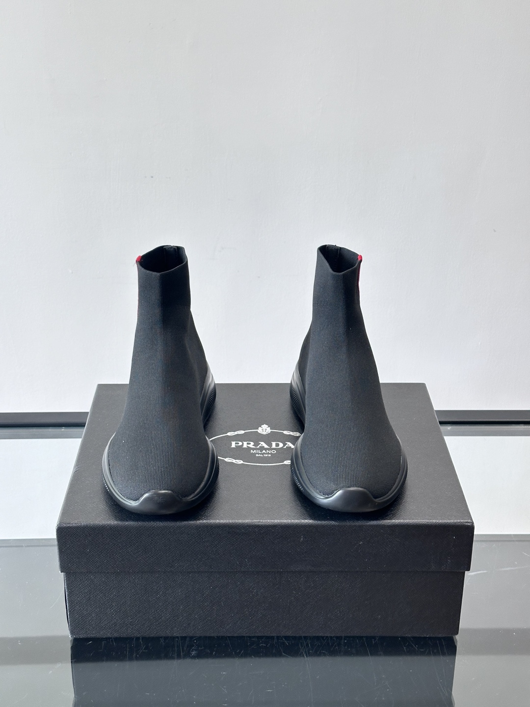 Prada飞织高帮袜式运动鞋，飞织材质+橡胶鞋底，简约又舒适！袜式设计贴合脚型，穿着超像穿袜子一样舒服～