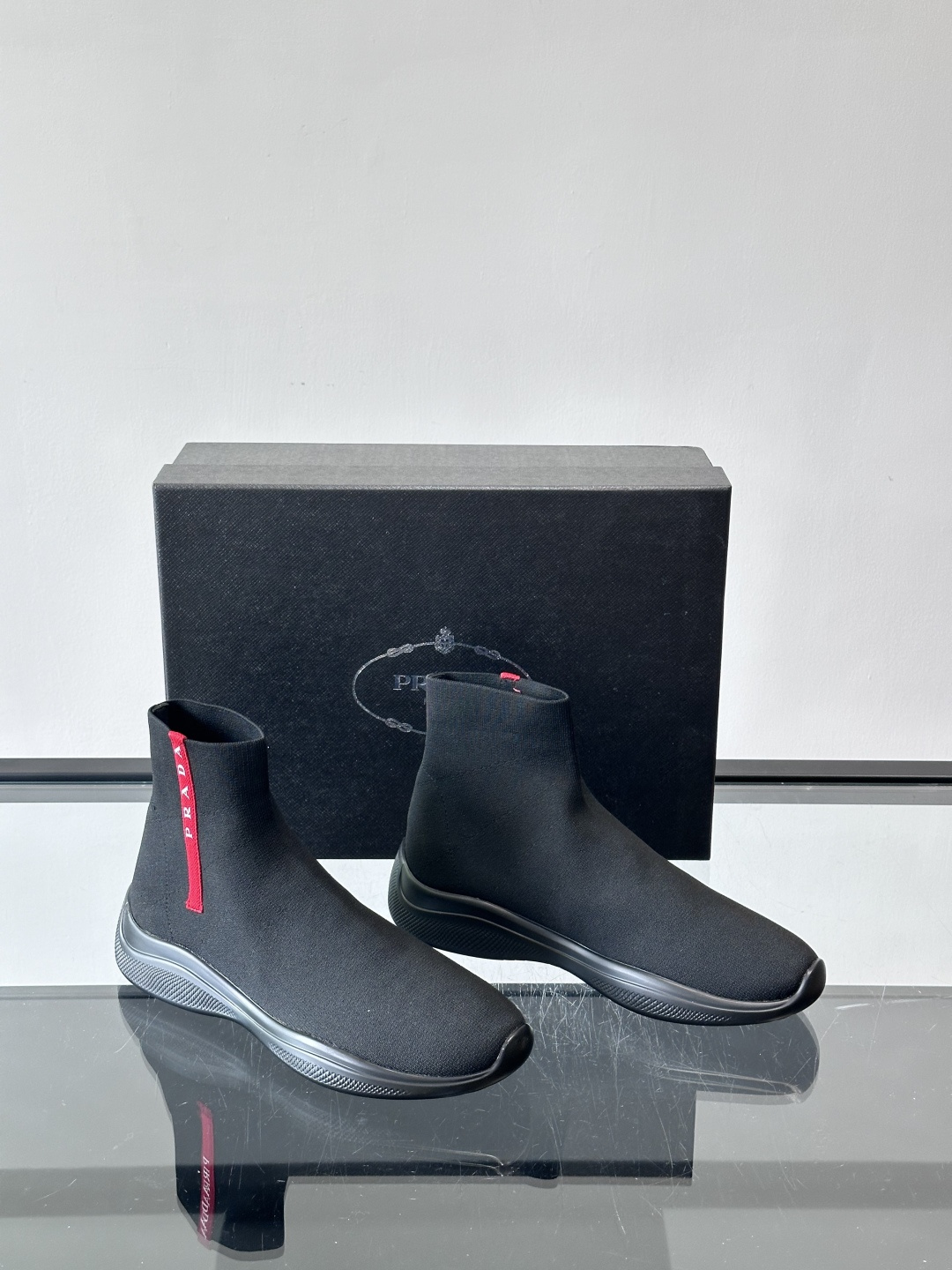 Prada飞织高帮袜式运动鞋，飞织材质+橡胶鞋底，简约又舒适！袜式设计贴合脚型，穿着超像穿袜子一样舒服～