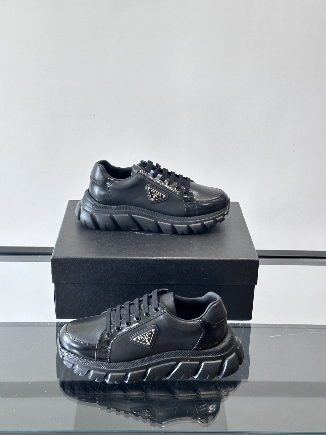 Prada Downtown Bold男士厚底运动鞋，纳帕小牛皮+雾面牛皮拼接，质感柔软细腻，透气性好。