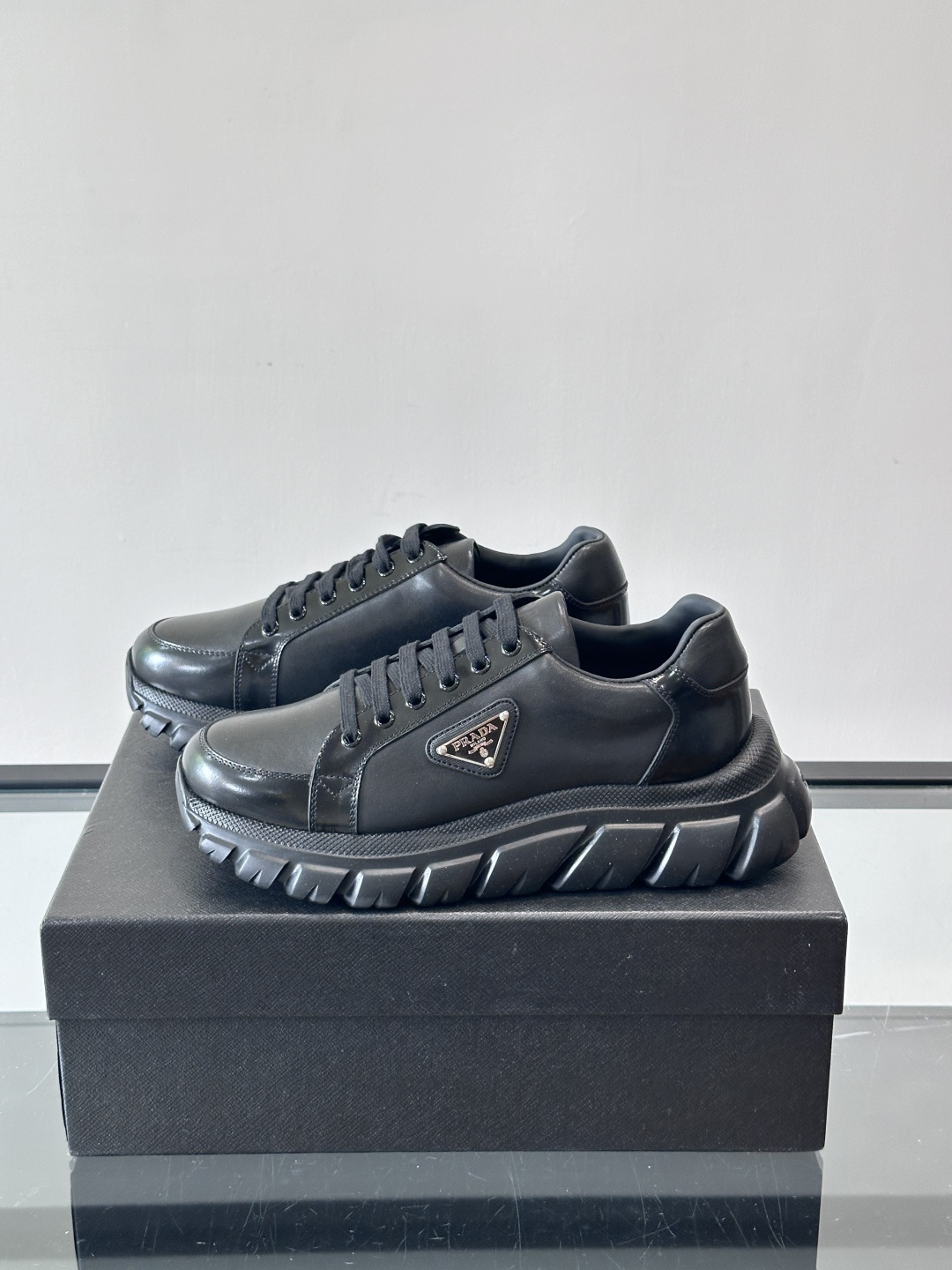 Prada Downtown Bold男士厚底运动鞋，纳帕小牛皮+雾面牛皮拼接，质感柔软细腻，透气性好。