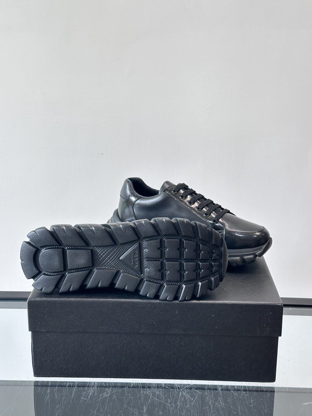 Prada Downtown Bold男士厚底运动鞋，纳帕小牛皮+雾面牛皮拼接，质感柔软细腻，透气性好。