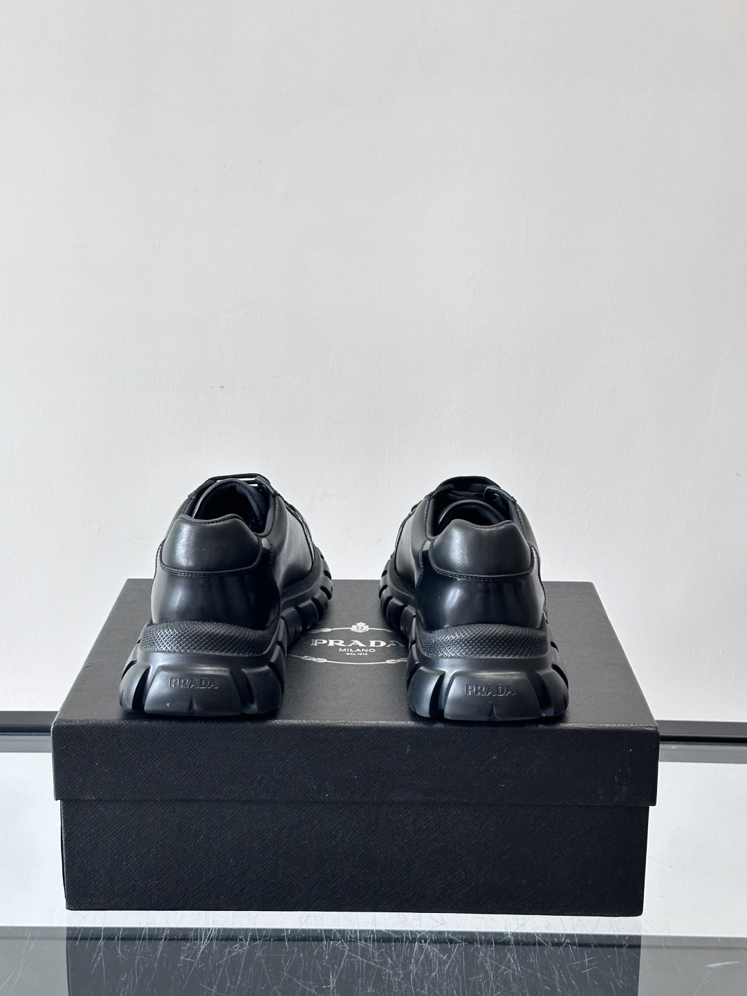 Prada Downtown Bold男士厚底运动鞋，纳帕小牛皮+雾面牛皮拼接，质感柔软细腻，透气性好。