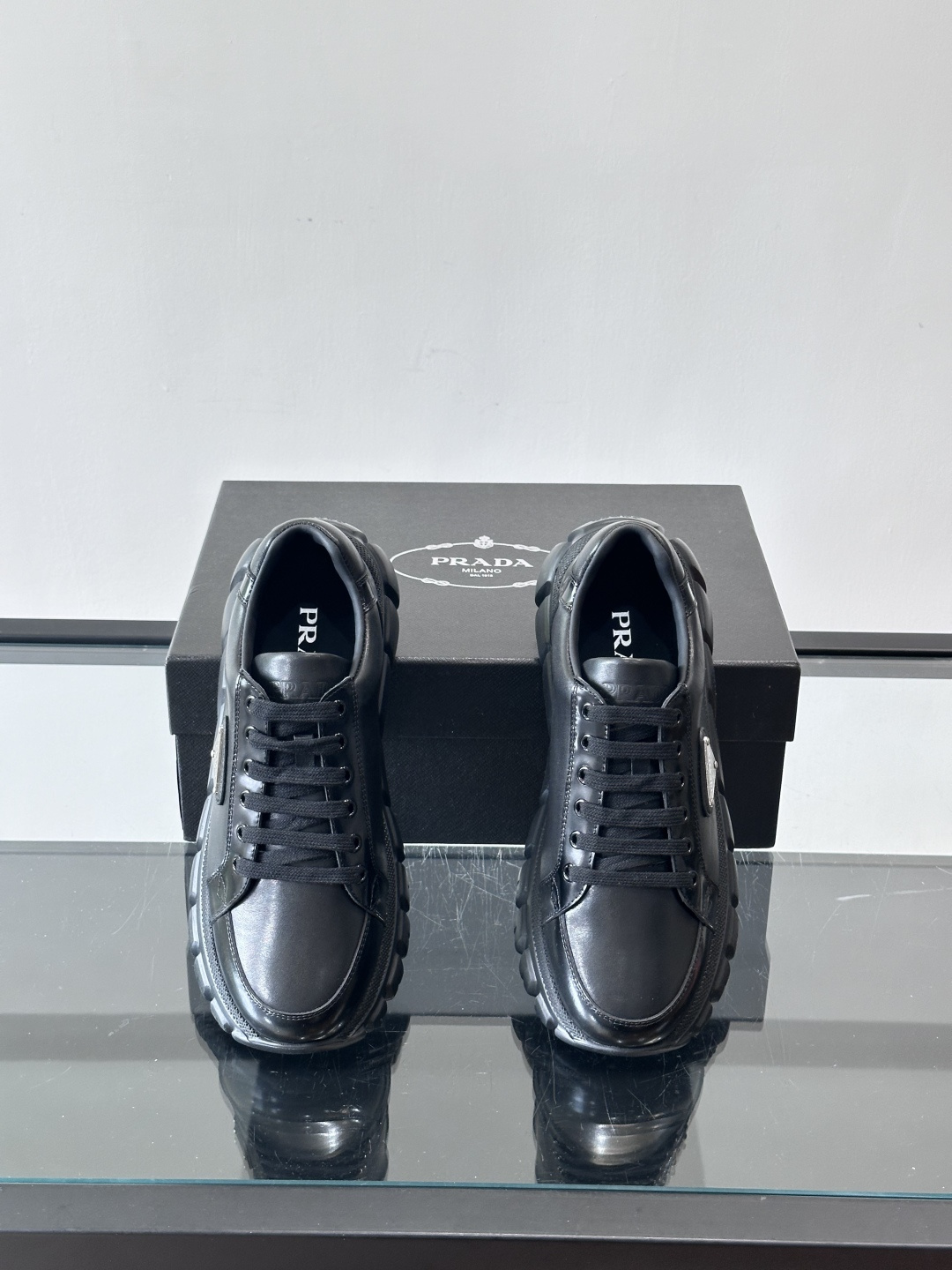 Prada Downtown Bold男士厚底运动鞋，纳帕小牛皮+雾面牛皮拼接，质感柔软细腻，透气性好。