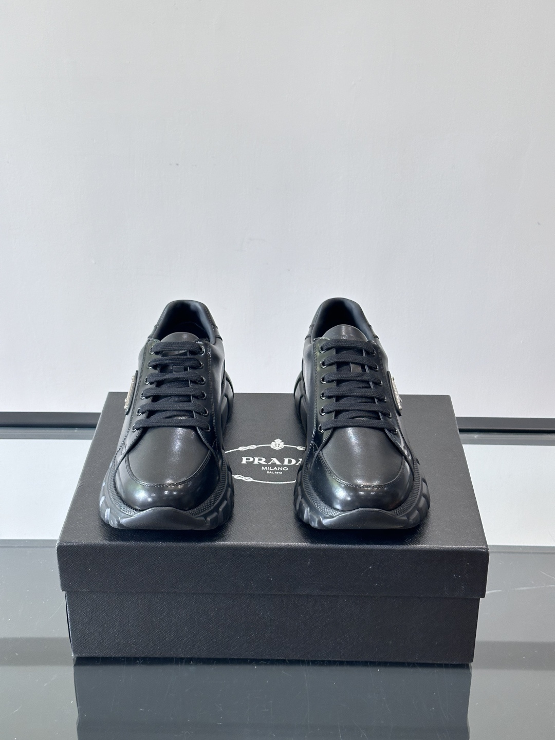 Prada Downtown Bold男士厚底运动鞋，纳帕小牛皮+雾面牛皮拼接，质感柔软细腻，透气性好。