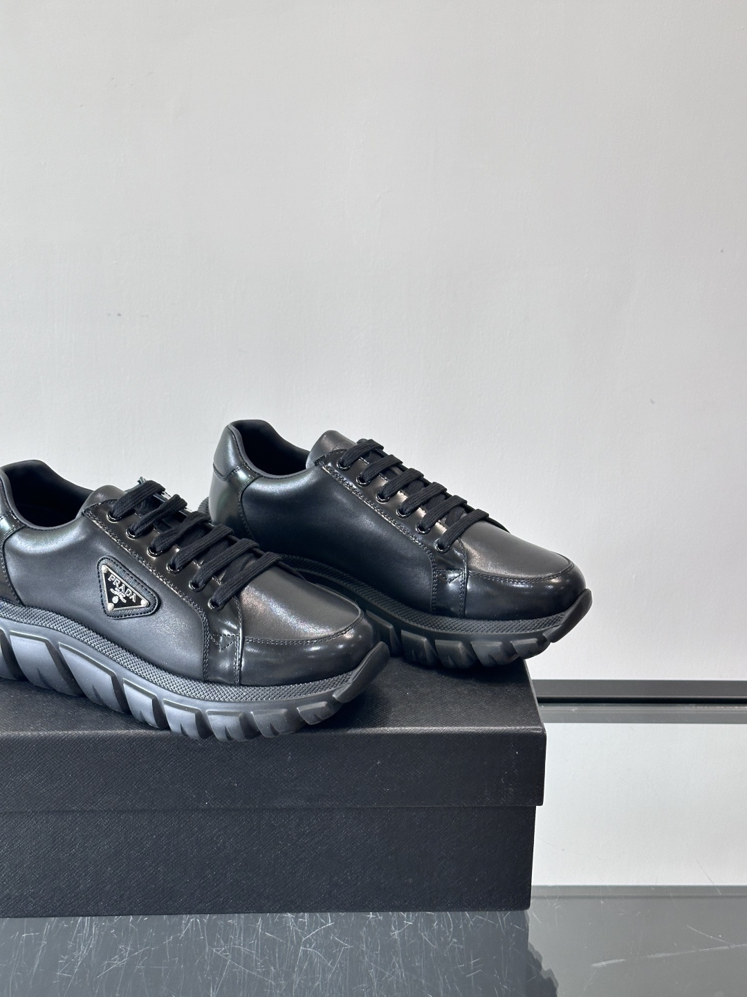 Prada Downtown Bold男士厚底运动鞋，纳帕小牛皮+雾面牛皮拼接，质感柔软细腻，透气性好。