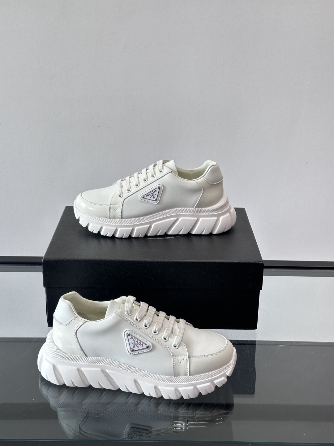 Prada Downtown Bold男士厚底运动鞋，纳帕小牛皮+雾面牛皮拼接，质感柔软细腻，透气性好。