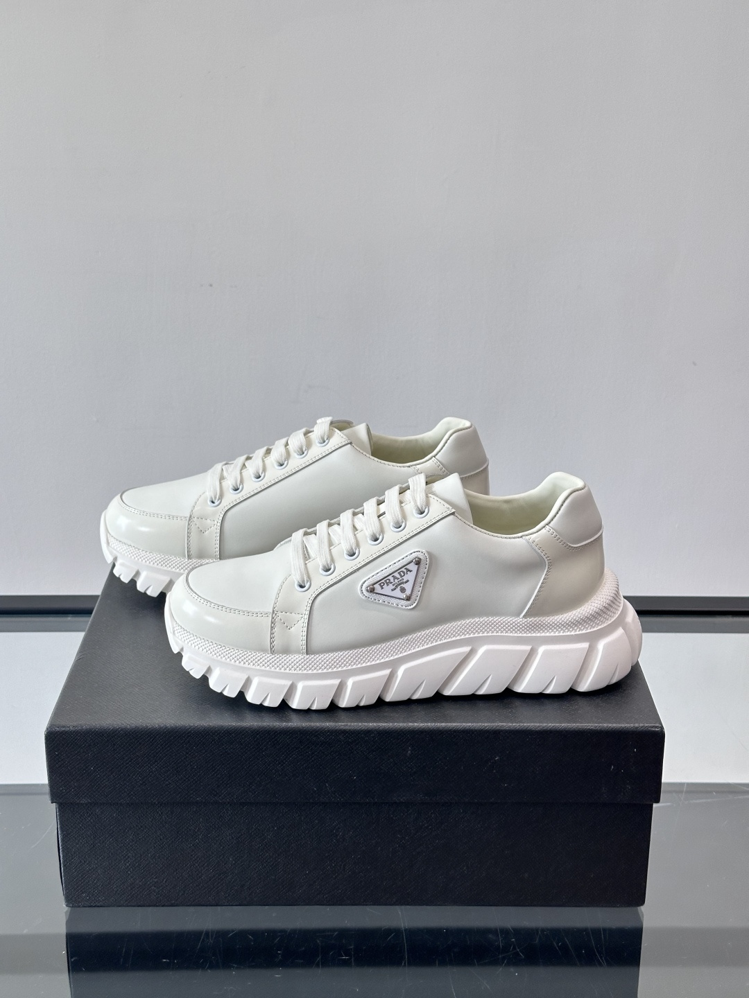 Prada Downtown Bold男士厚底运动鞋，纳帕小牛皮+雾面牛皮拼接，质感柔软细腻，透气性好。