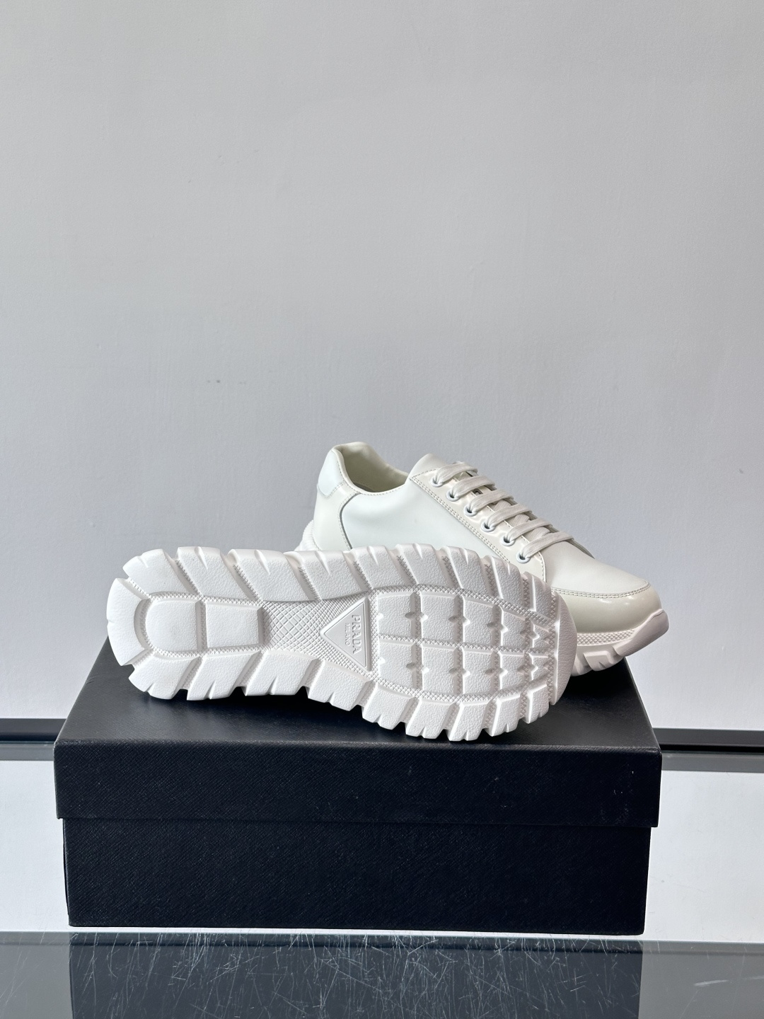 Prada Downtown Bold男士厚底运动鞋，纳帕小牛皮+雾面牛皮拼接，质感柔软细腻，透气性好。