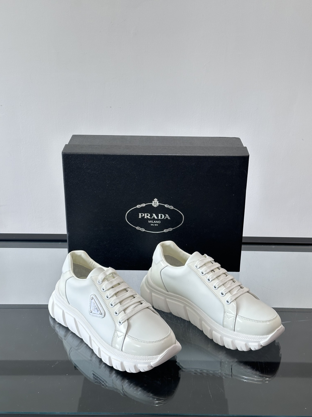 Prada Downtown Bold男士厚底运动鞋，纳帕小牛皮+雾面牛皮拼接，质感柔软细腻，透气性好。