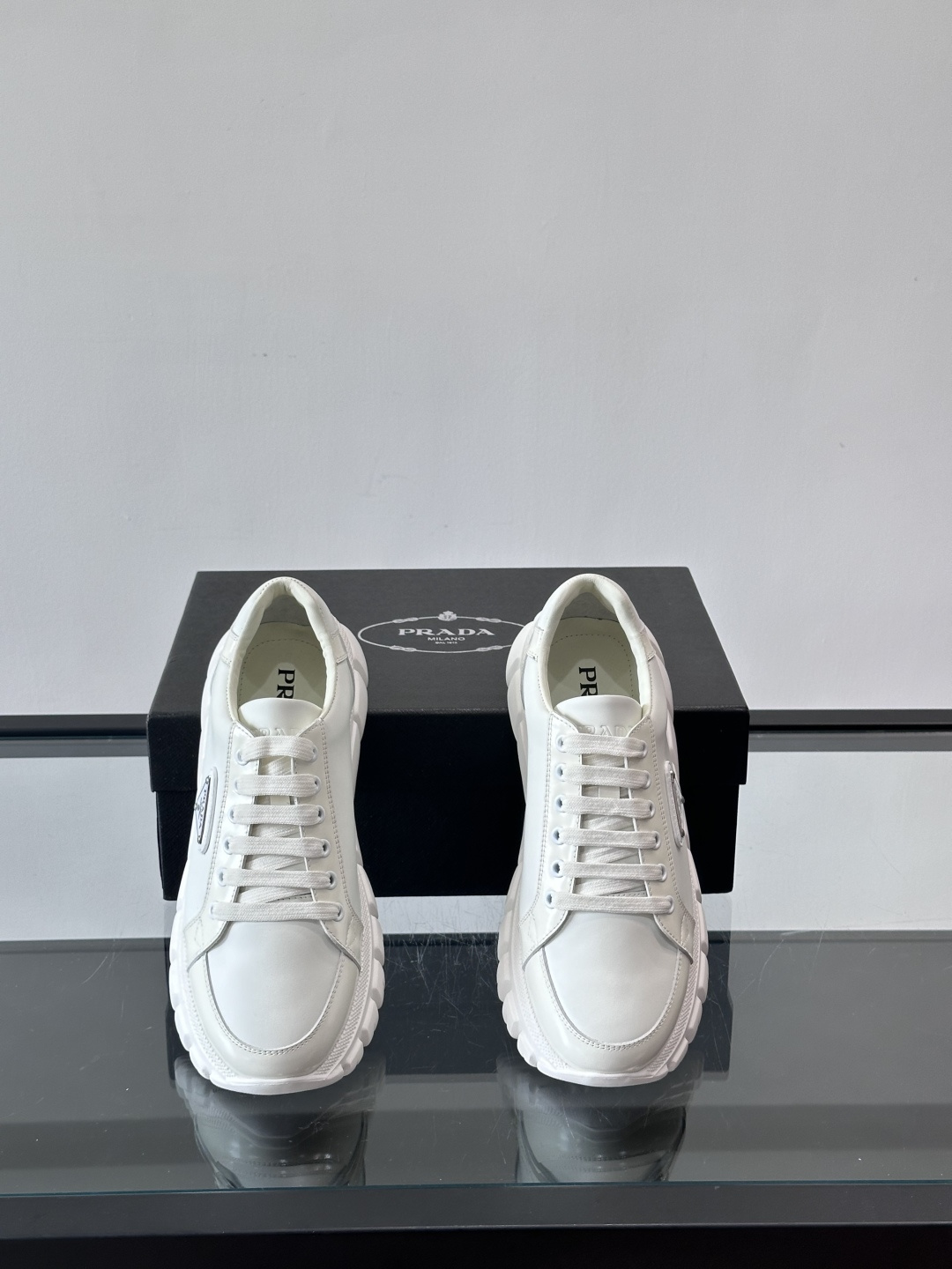 Prada Downtown Bold男士厚底运动鞋，纳帕小牛皮+雾面牛皮拼接，质感柔软细腻，透气性好。