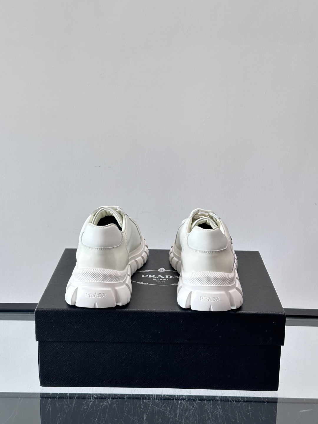 Prada Downtown Bold男士厚底运动鞋，纳帕小牛皮+雾面牛皮拼接，质感柔软细腻，透气性好。