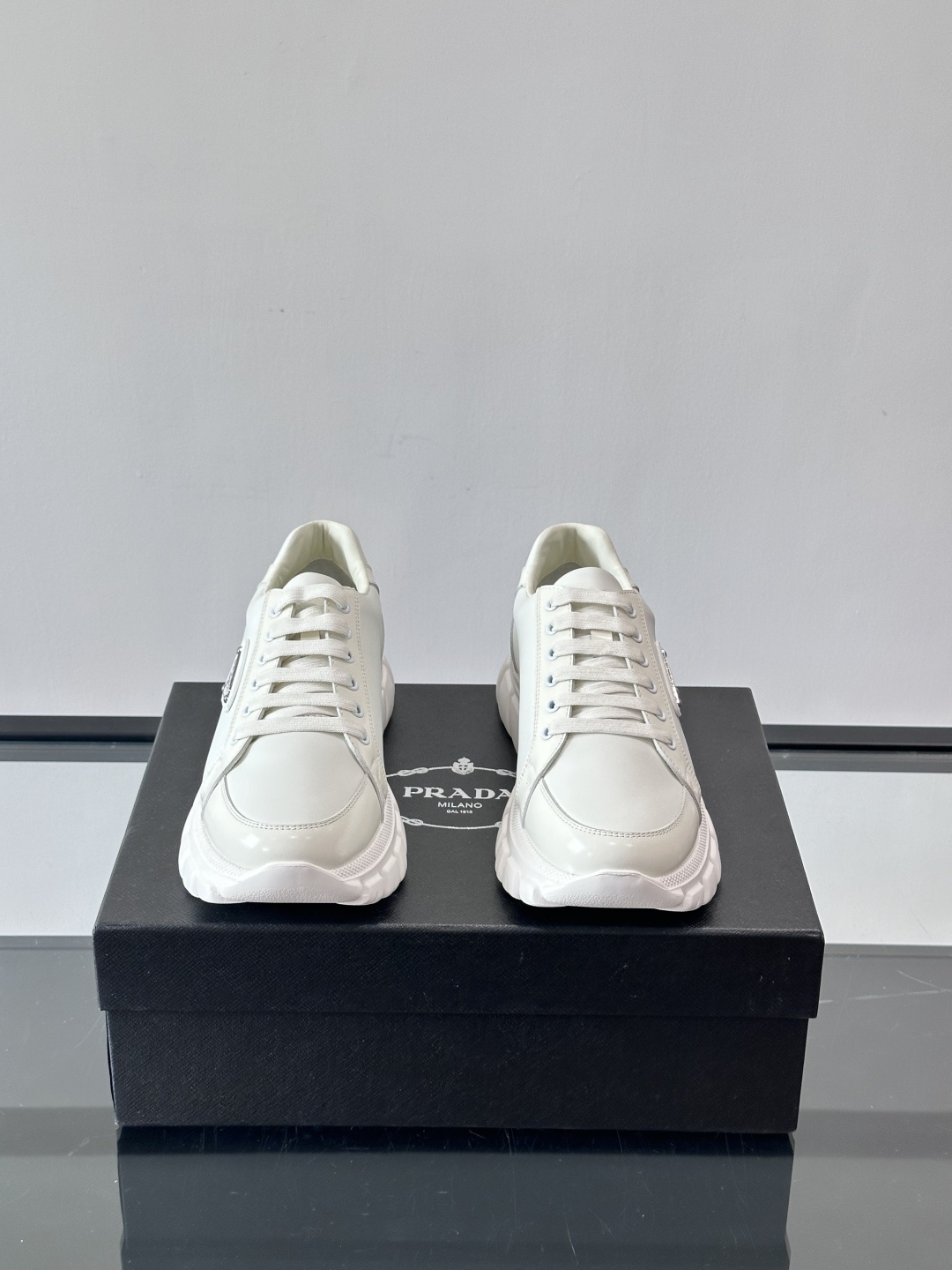 Prada Downtown Bold男士厚底运动鞋，纳帕小牛皮+雾面牛皮拼接，质感柔软细腻，透气性好。