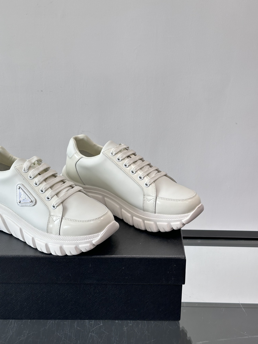 Prada Downtown Bold男士厚底运动鞋，纳帕小牛皮+雾面牛皮拼接，质感柔软细腻，透气性好。