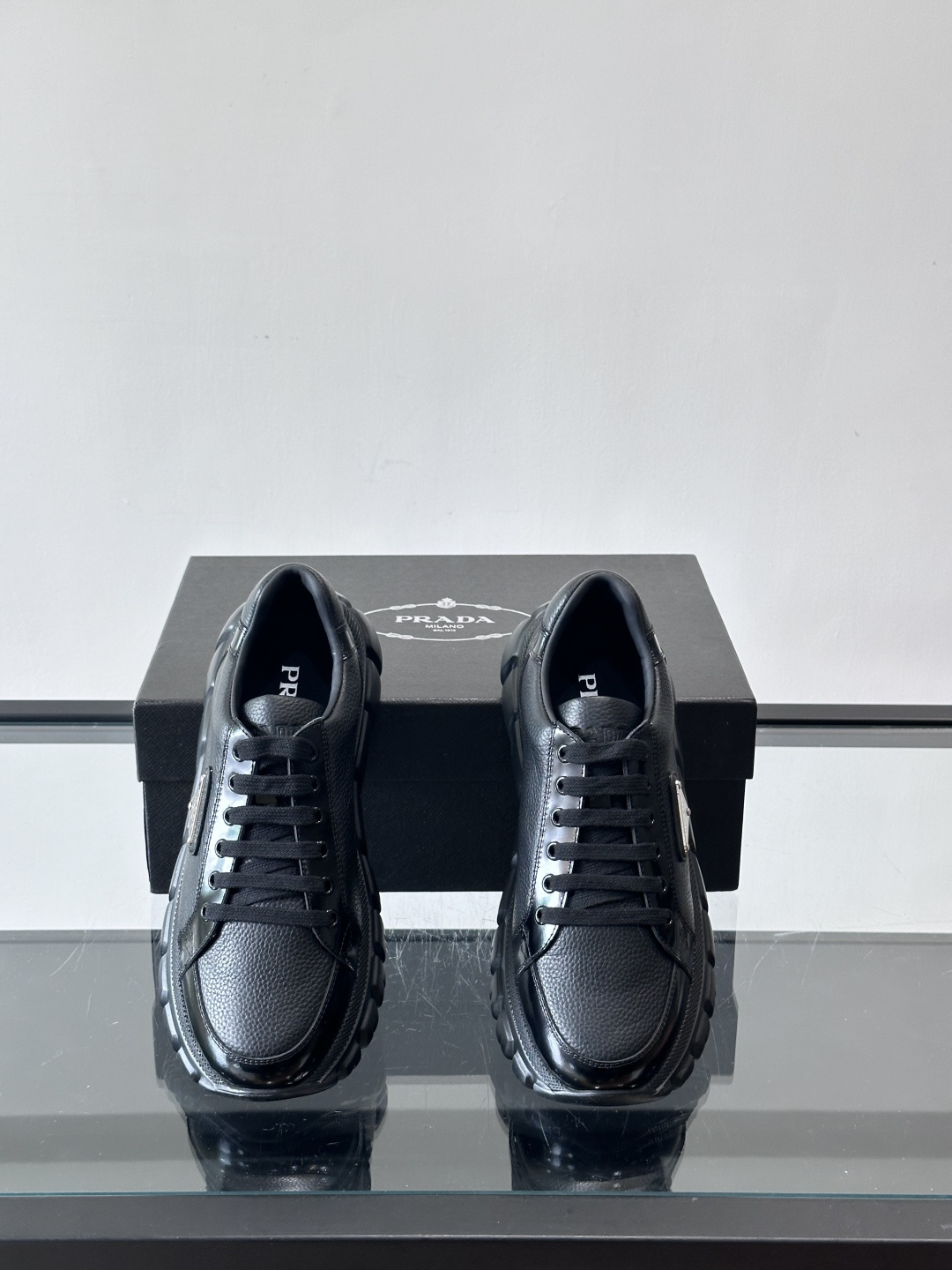 Prada Downtown Bold男士厚底运动鞋，纳帕小牛皮+雾面牛皮拼接，质感柔软细腻，透气性好。