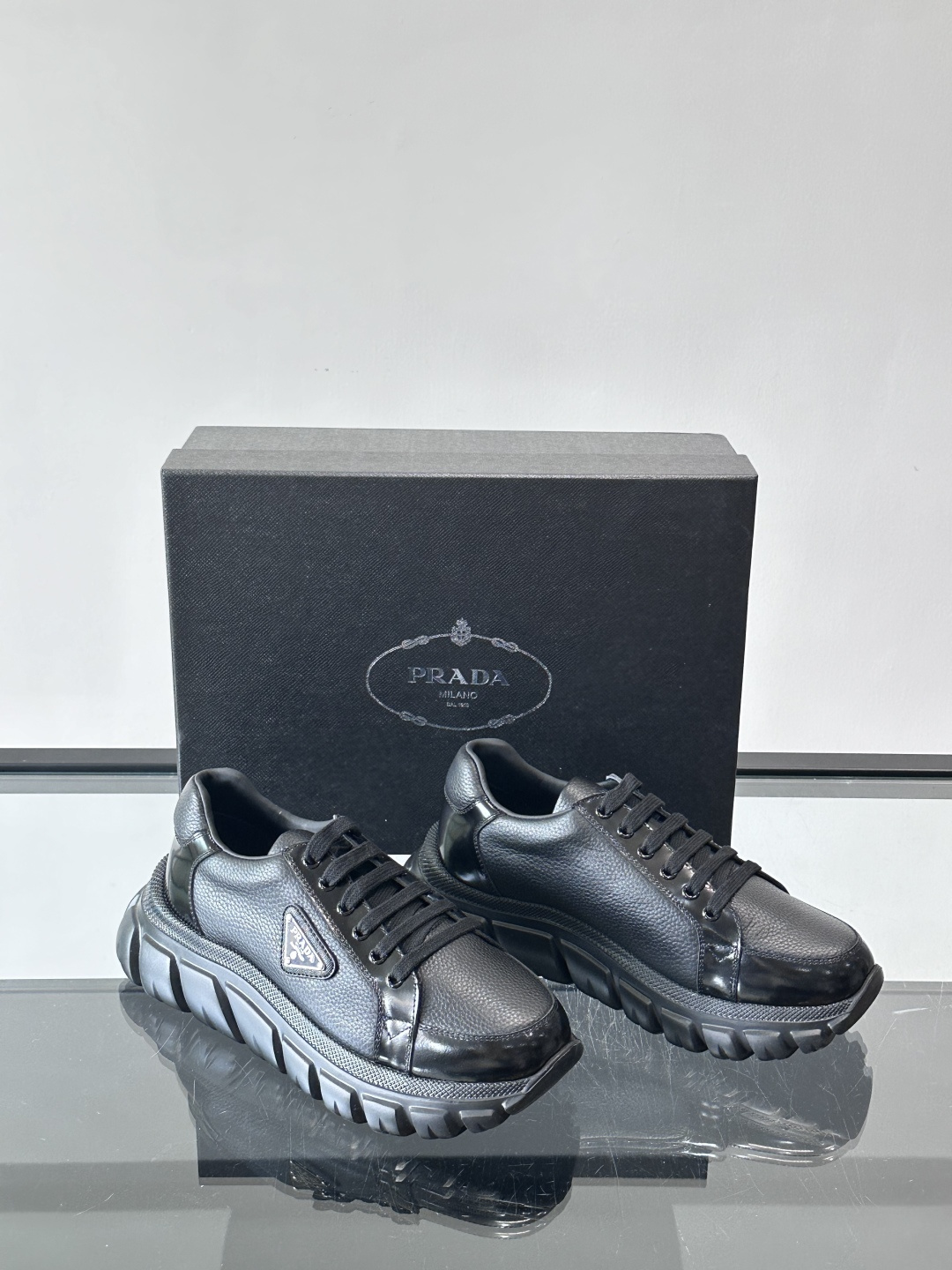 Prada Downtown Bold男士厚底运动鞋，纳帕小牛皮+雾面牛皮拼接，质感柔软细腻，透气性好。