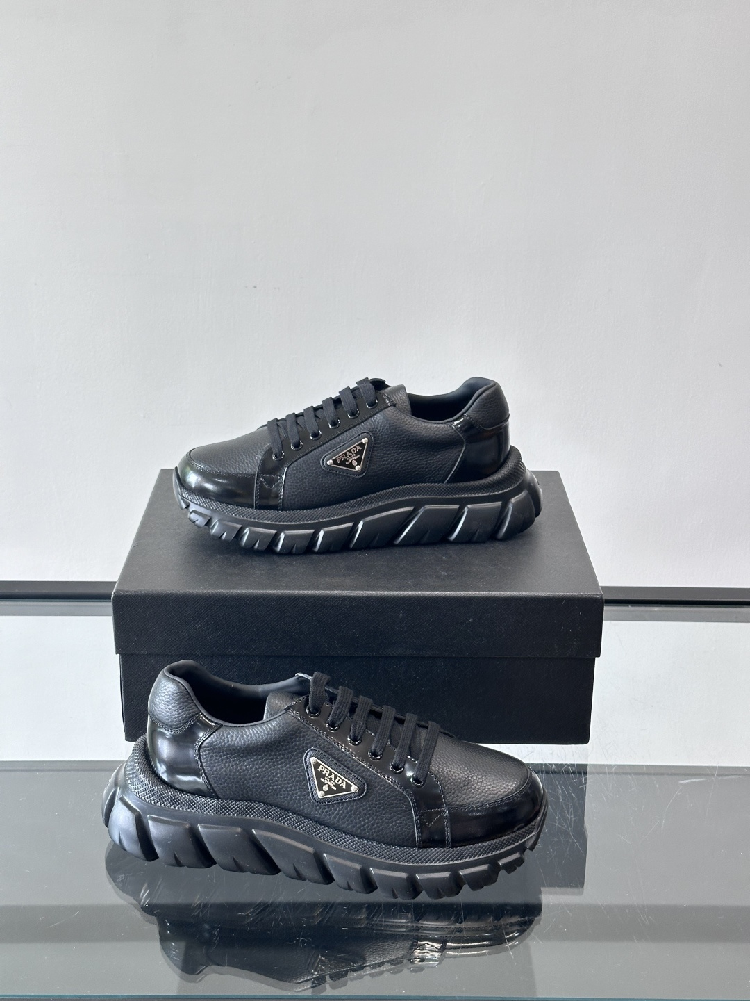 Prada Downtown Bold男士厚底运动鞋，纳帕小牛皮+雾面牛皮拼接，质感柔软细腻，透气性好。