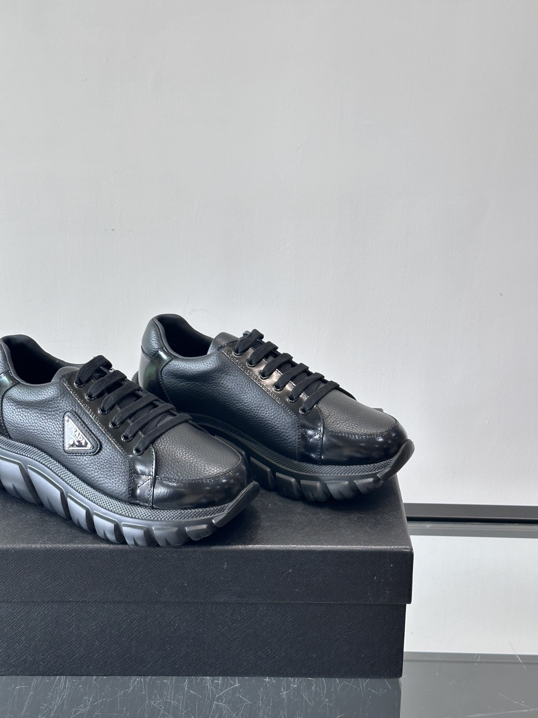 Prada Downtown Bold男士厚底运动鞋，纳帕小牛皮+雾面牛皮拼接，质感柔软细腻，透气性好。