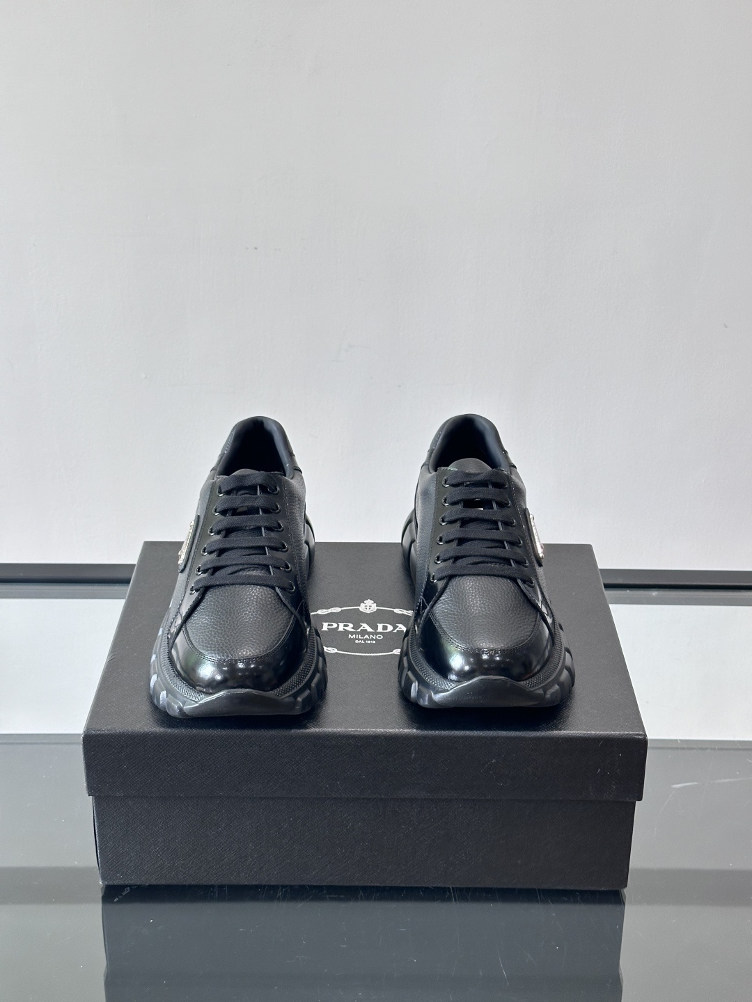 Prada Downtown Bold男士厚底运动鞋，纳帕小牛皮+雾面牛皮拼接，质感柔软细腻，透气性好。