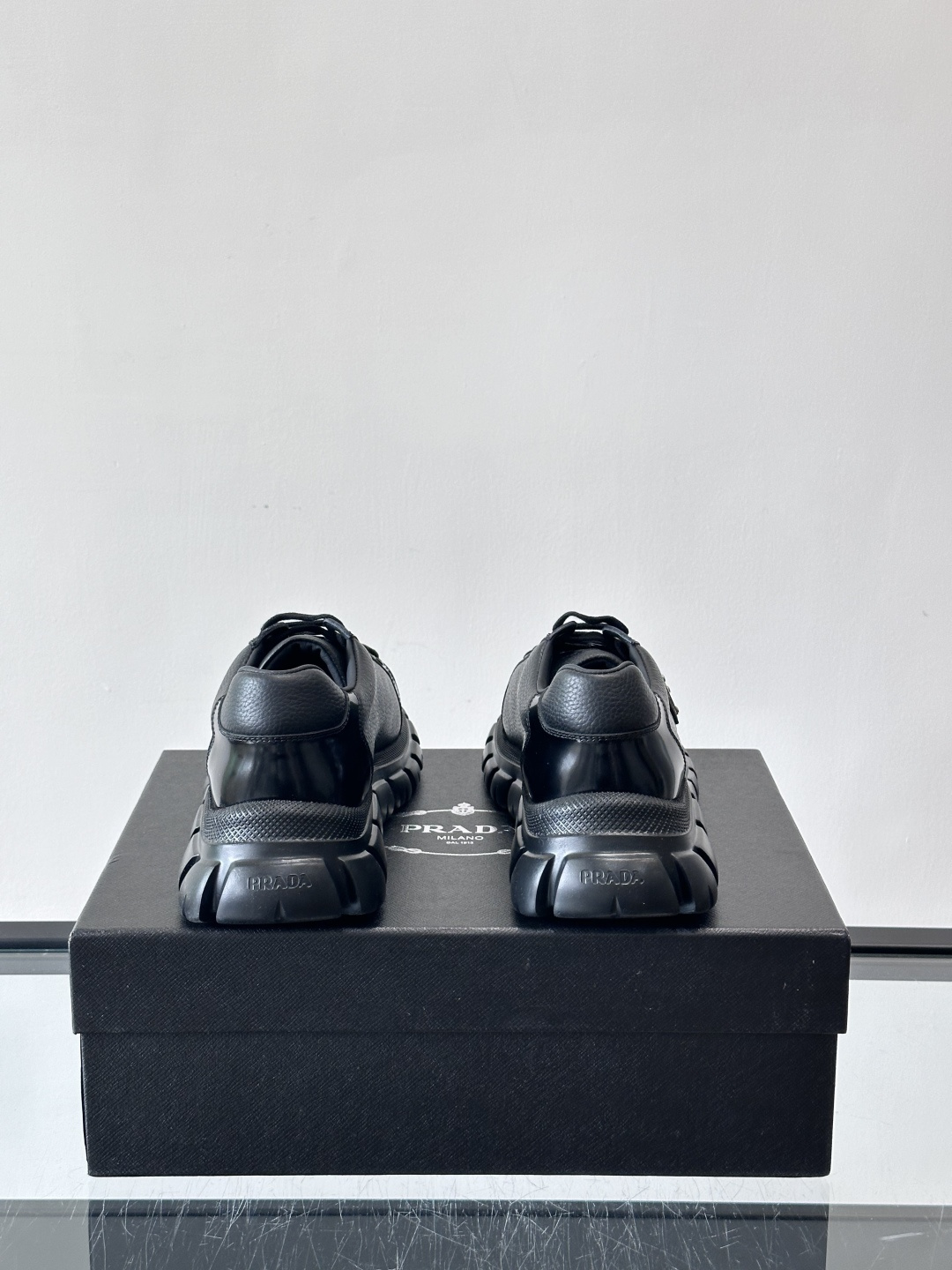 Prada Downtown Bold男士厚底运动鞋，纳帕小牛皮+雾面牛皮拼接，质感柔软细腻，透气性好。