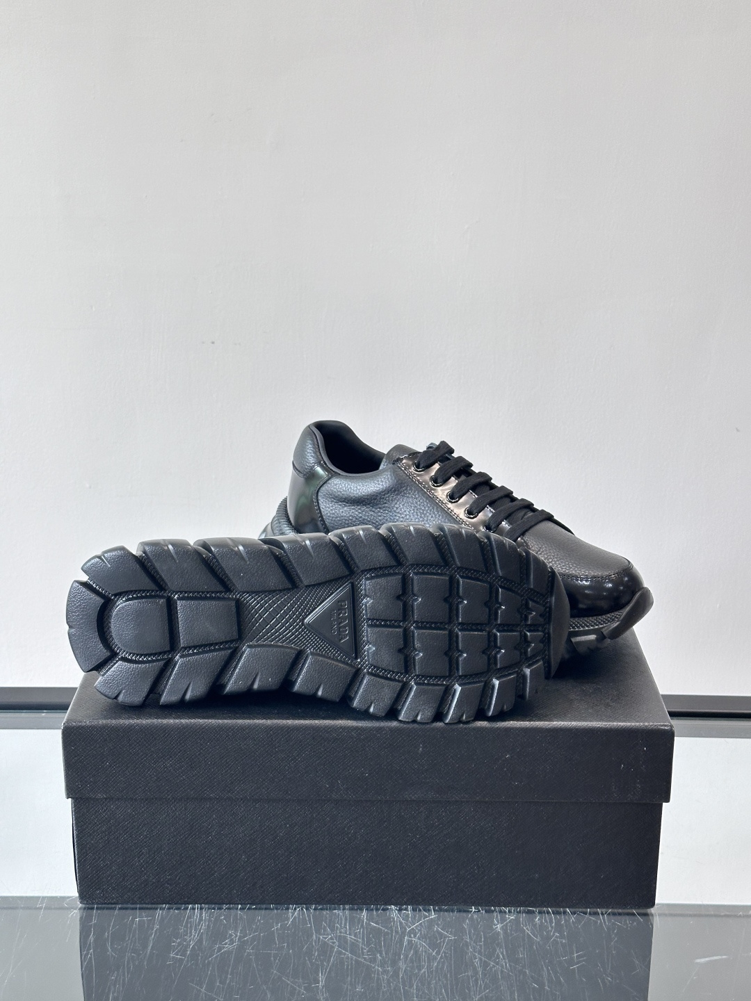 Prada Downtown Bold男士厚底运动鞋，纳帕小牛皮+雾面牛皮拼接，质感柔软细腻，透气性好。