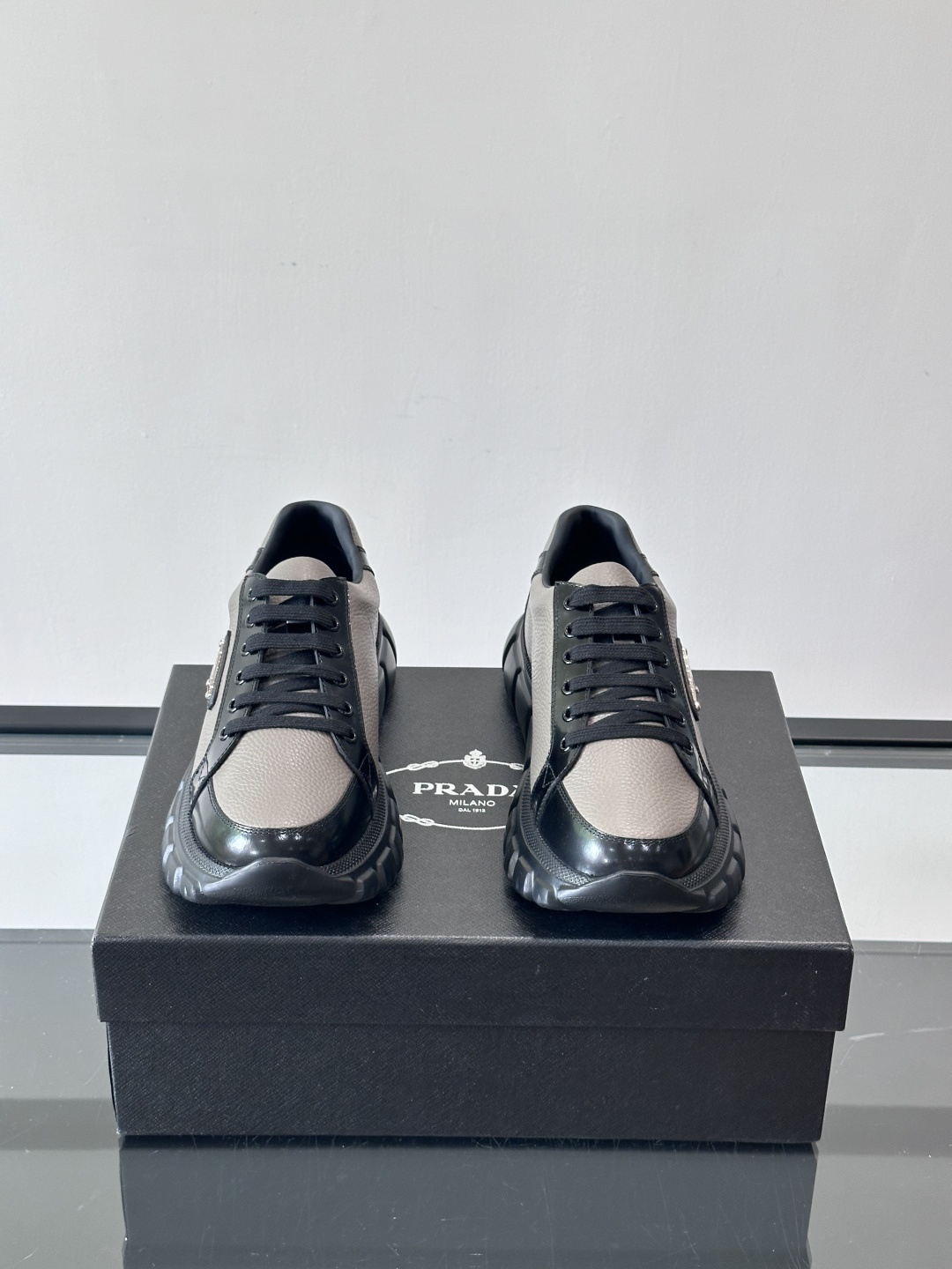 Prada Downtown Bold男士厚底运动鞋，纳帕小牛皮+雾面牛皮拼接，质感柔软细腻，透气性好。