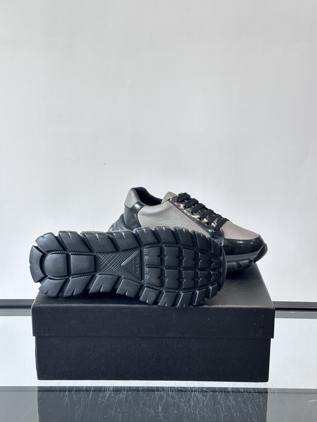 Prada Downtown Bold男士厚底运动鞋，纳帕小牛皮+雾面牛皮拼接，质感柔软细腻，透气性好。