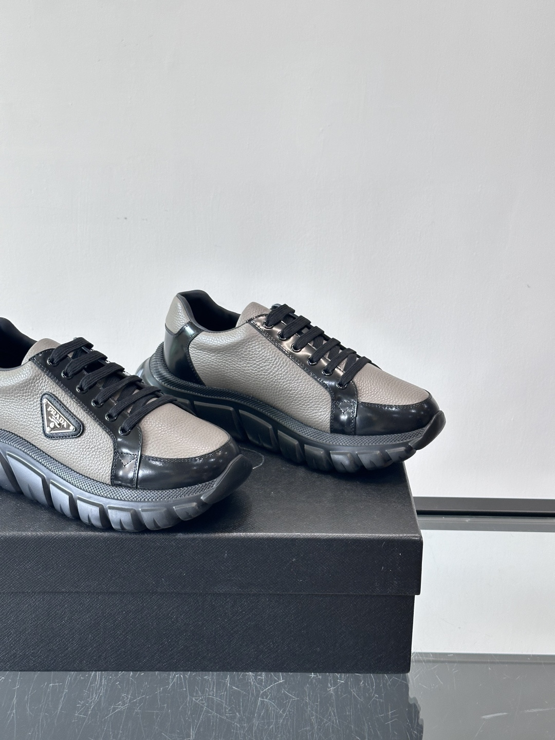 Prada Downtown Bold男士厚底运动鞋，纳帕小牛皮+雾面牛皮拼接，质感柔软细腻，透气性好。