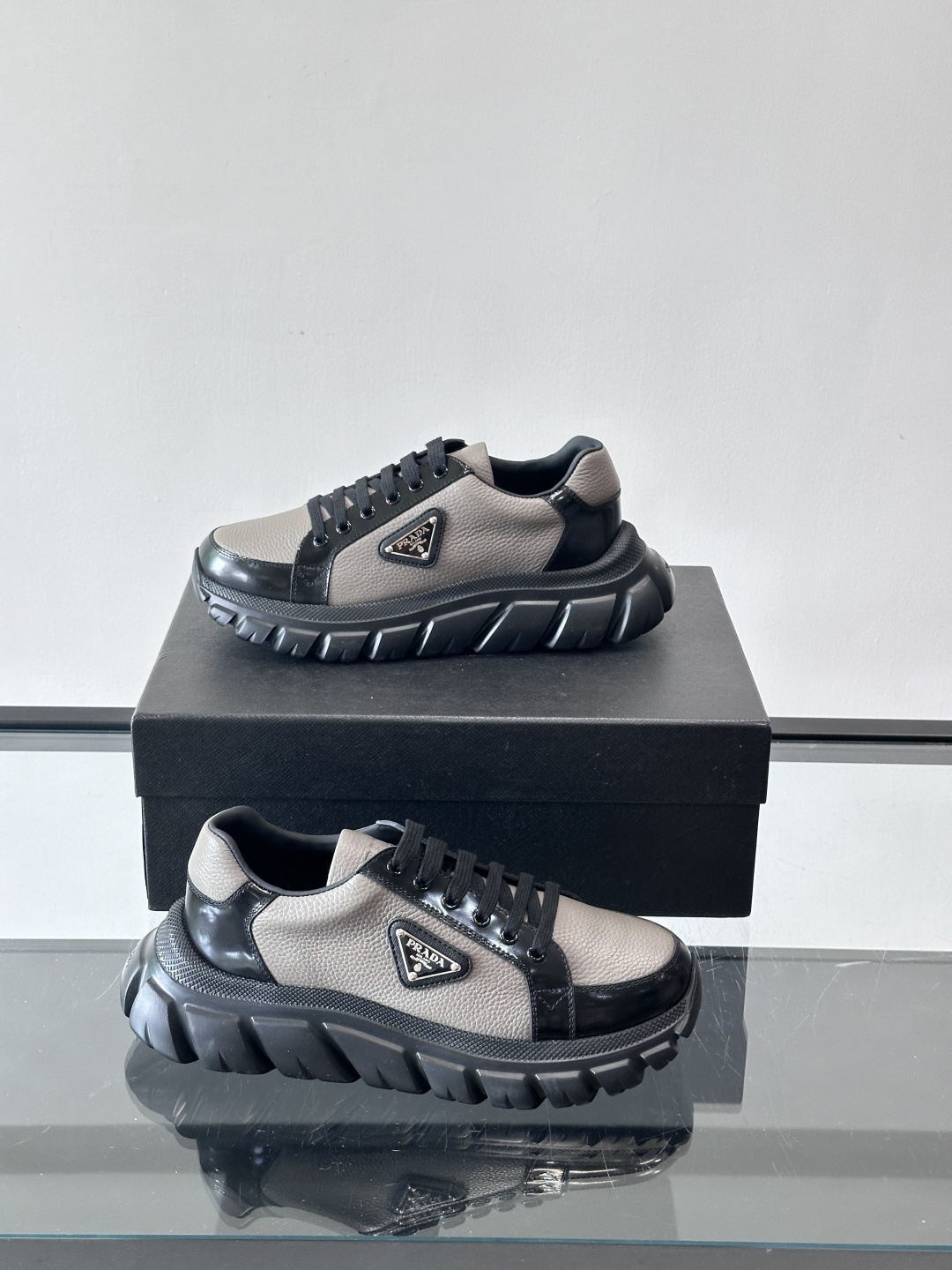 Prada Downtown Bold男士厚底运动鞋，纳帕小牛皮+雾面牛皮拼接，质感柔软细腻，透气性好。