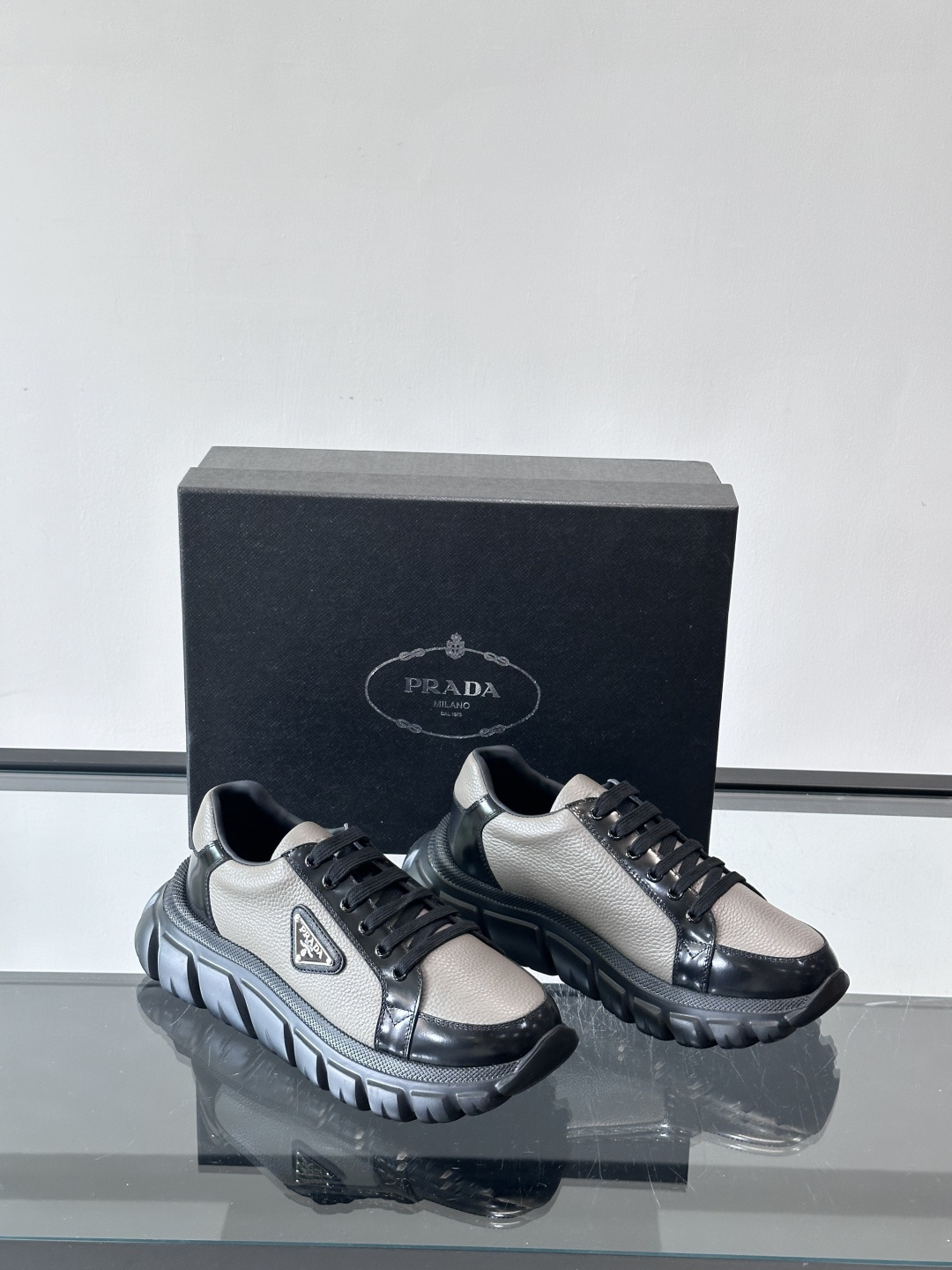 Prada Downtown Bold男士厚底运动鞋，纳帕小牛皮+雾面牛皮拼接，质感柔软细腻，透气性好。