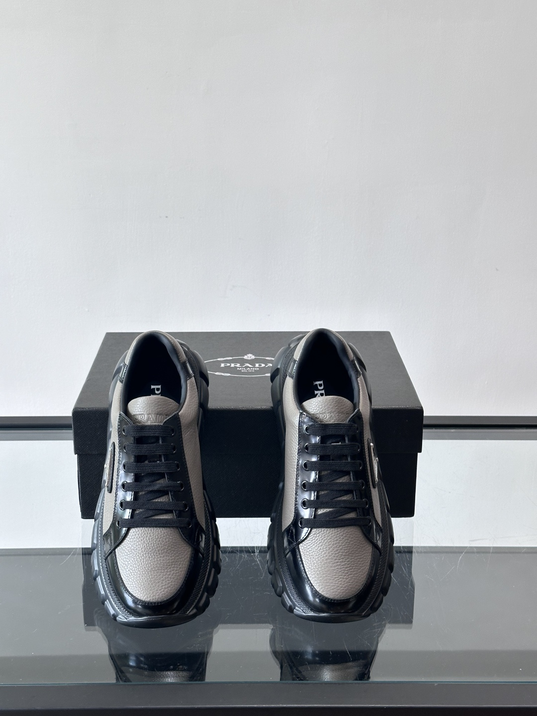 Prada Downtown Bold男士厚底运动鞋，纳帕小牛皮+雾面牛皮拼接，质感柔软细腻，透气性好。