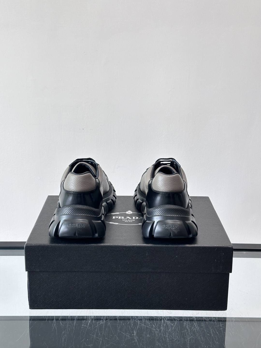 Prada Downtown Bold男士厚底运动鞋，纳帕小牛皮+雾面牛皮拼接，质感柔软细腻，透气性好。