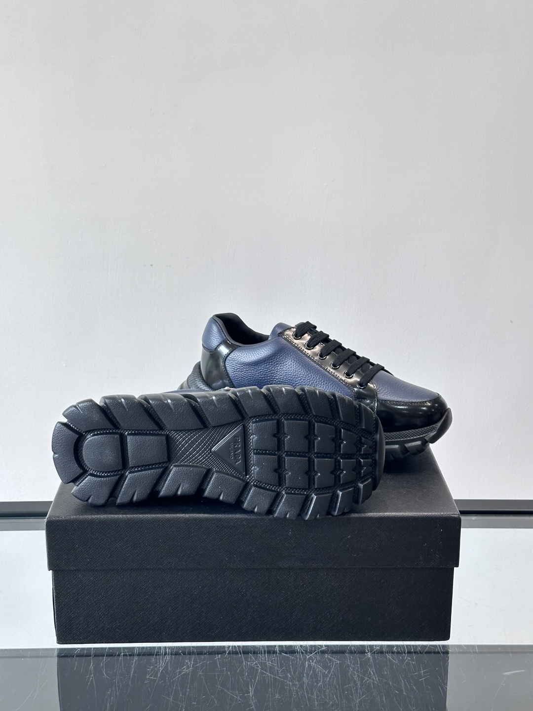 Prada Downtown Bold男士厚底运动鞋，纳帕小牛皮+雾面牛皮拼接，质感柔软细腻，透气性好。