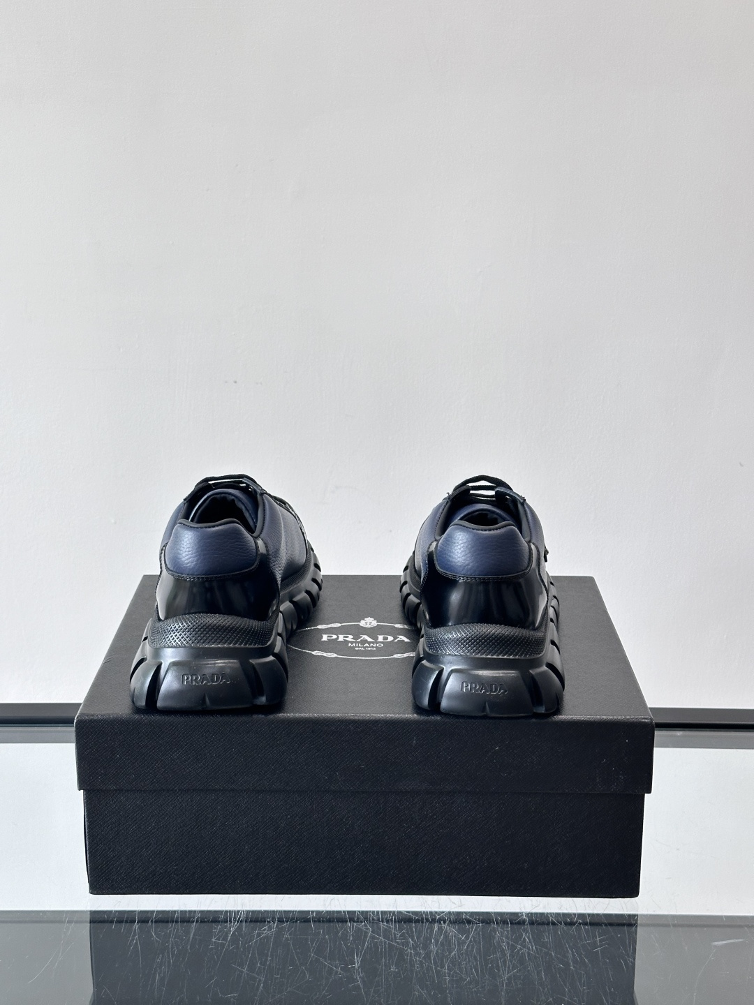 Prada Downtown Bold男士厚底运动鞋，纳帕小牛皮+雾面牛皮拼接，质感柔软细腻，透气性好。