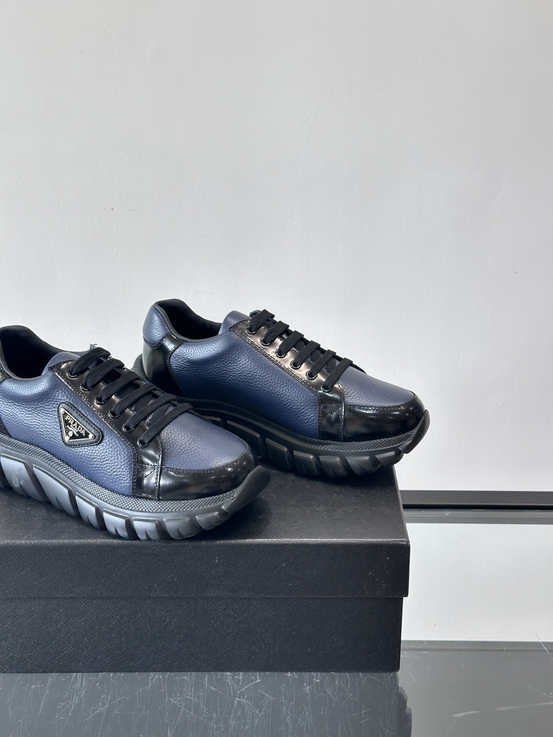 Prada Downtown Bold男士厚底运动鞋，纳帕小牛皮+雾面牛皮拼接，质感柔软细腻，透气性好。