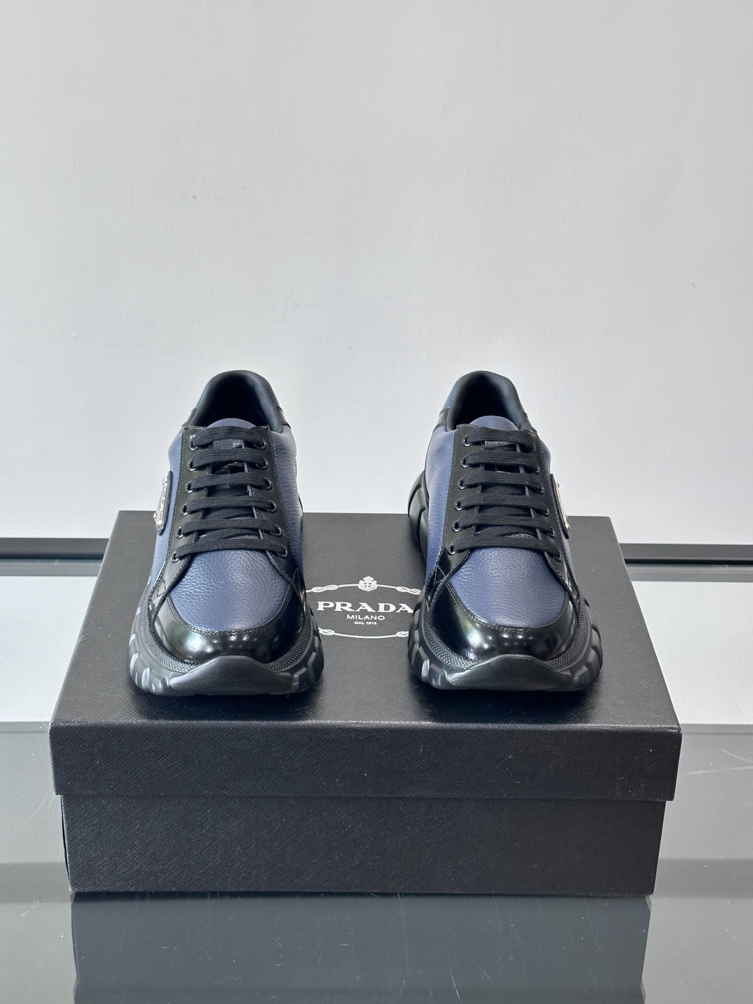 Prada Downtown Bold男士厚底运动鞋，纳帕小牛皮+雾面牛皮拼接，质感柔软细腻，透气性好。