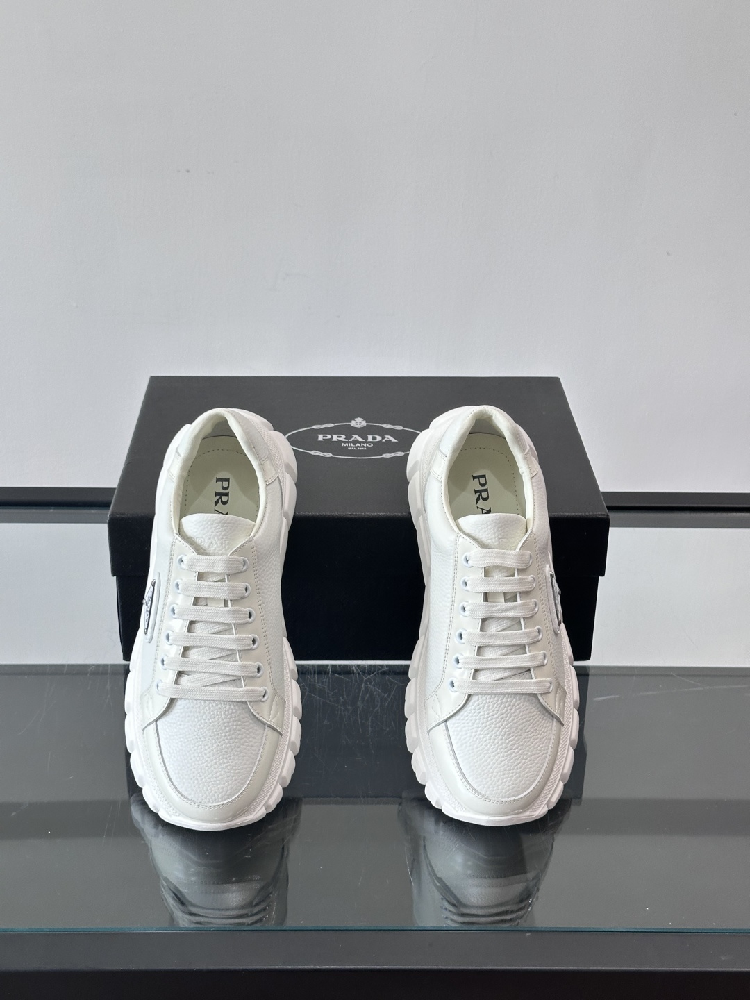 Prada Downtown Bold男士厚底运动鞋，纳帕小牛皮+雾面牛皮拼接，质感柔软细腻，透气性好。