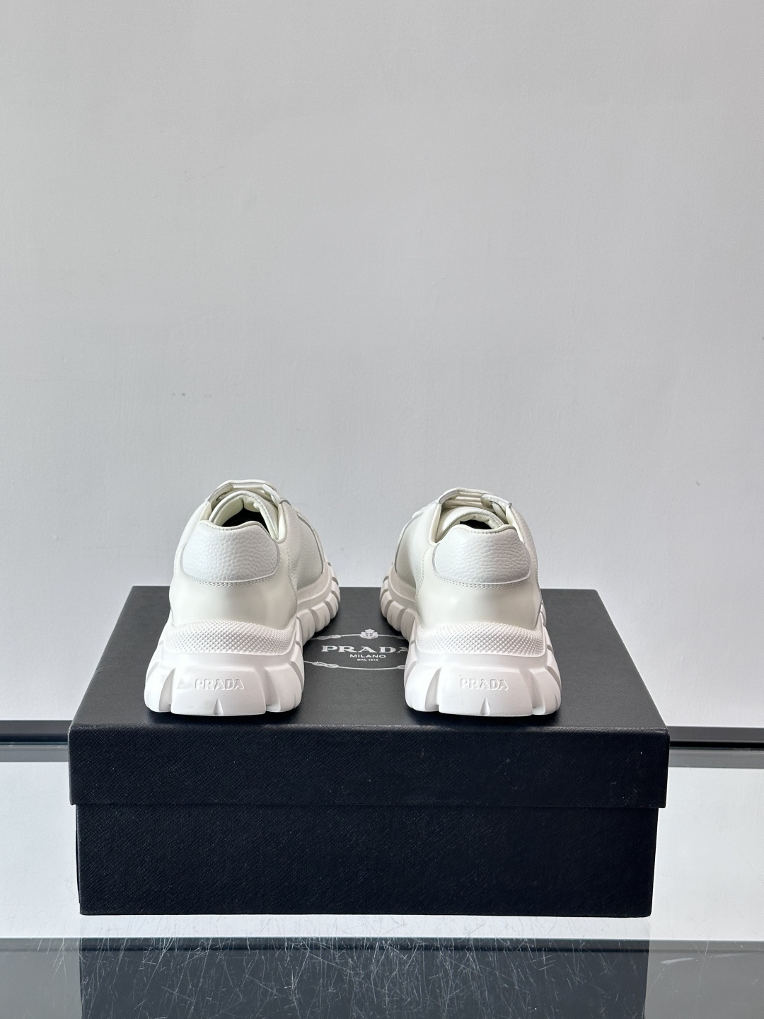 Prada Downtown Bold男士厚底运动鞋，纳帕小牛皮+雾面牛皮拼接，质感柔软细腻，透气性好。