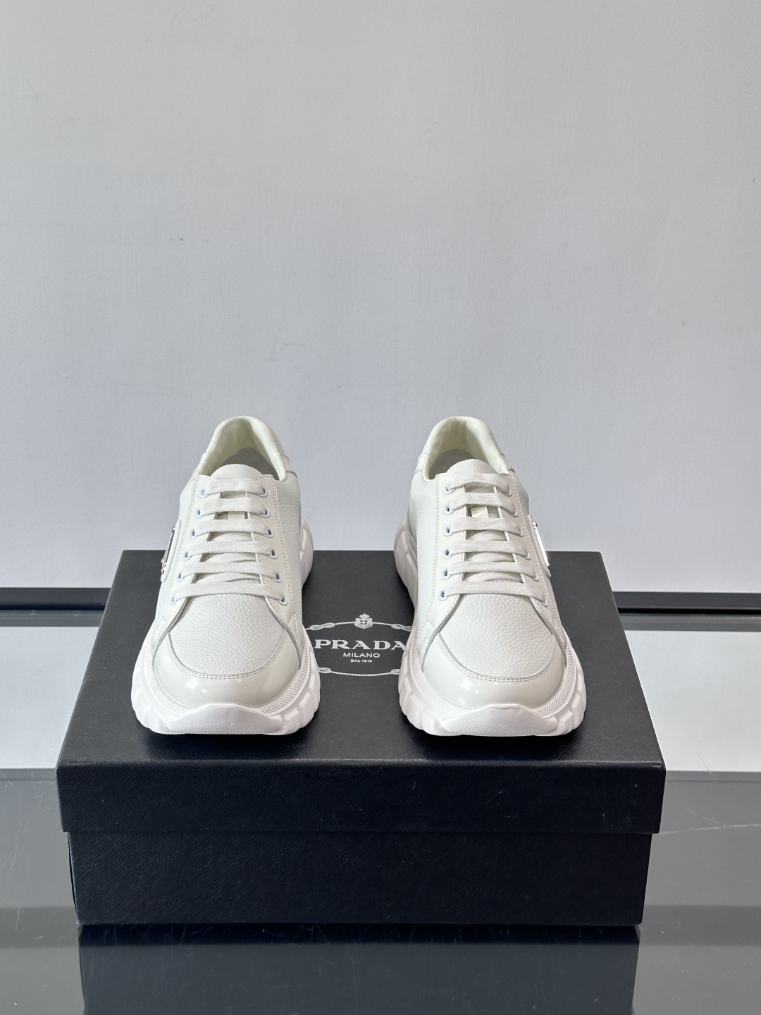 Prada Downtown Bold男士厚底运动鞋，纳帕小牛皮+雾面牛皮拼接，质感柔软细腻，透气性好。