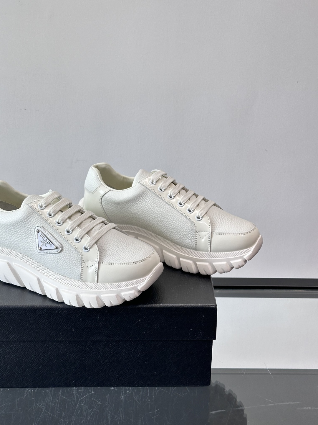 Prada Downtown Bold男士厚底运动鞋，纳帕小牛皮+雾面牛皮拼接，质感柔软细腻，透气性好。