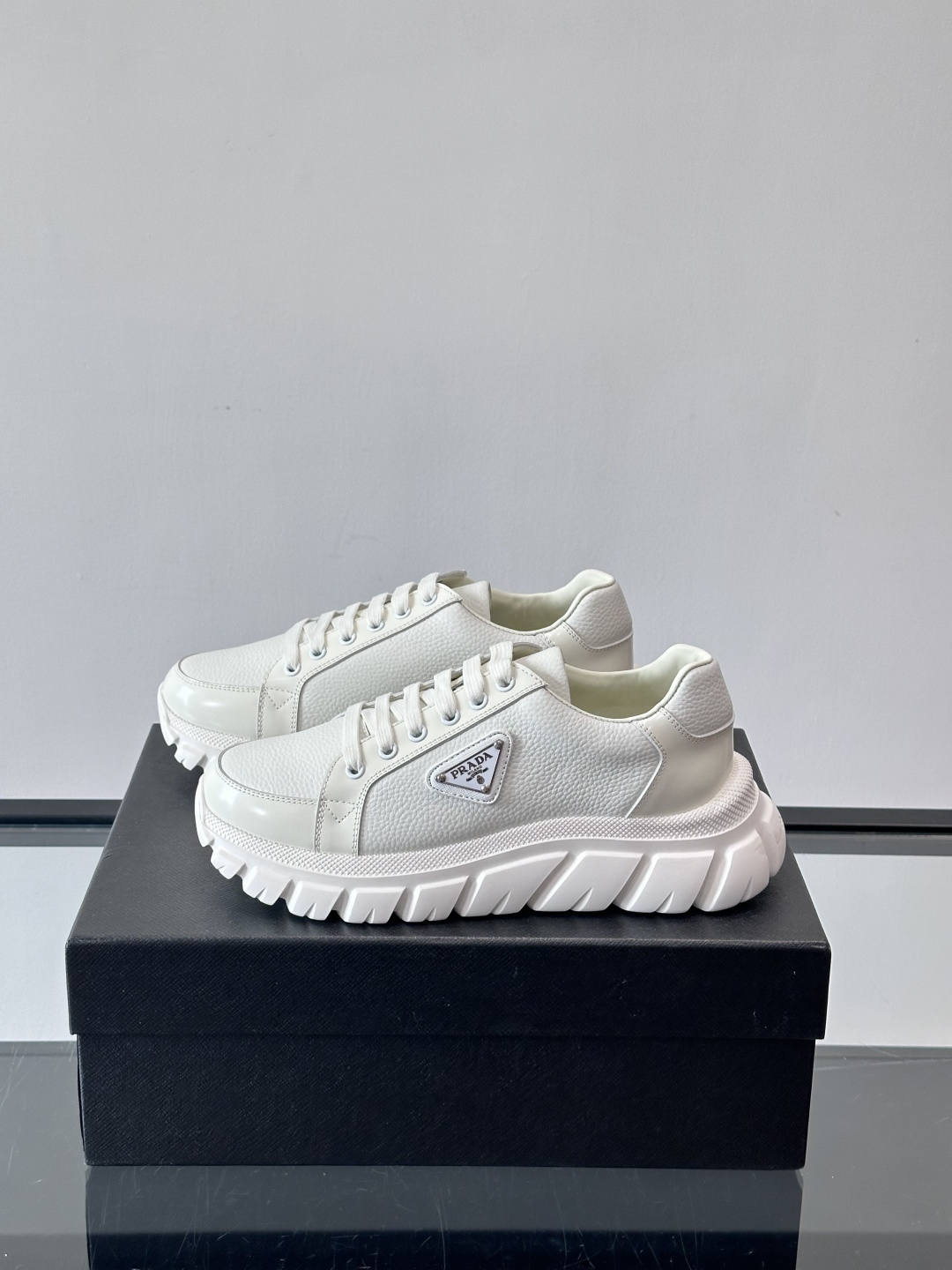 Prada Downtown Bold男士厚底运动鞋，纳帕小牛皮+雾面牛皮拼接，质感柔软细腻，透气性好。