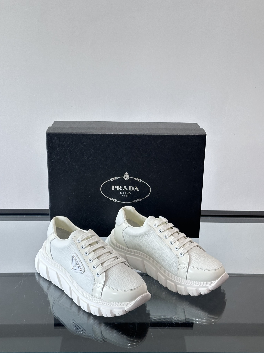 Prada Downtown Bold男士厚底运动鞋，纳帕小牛皮+雾面牛皮拼接，质感柔软细腻，透气性好。