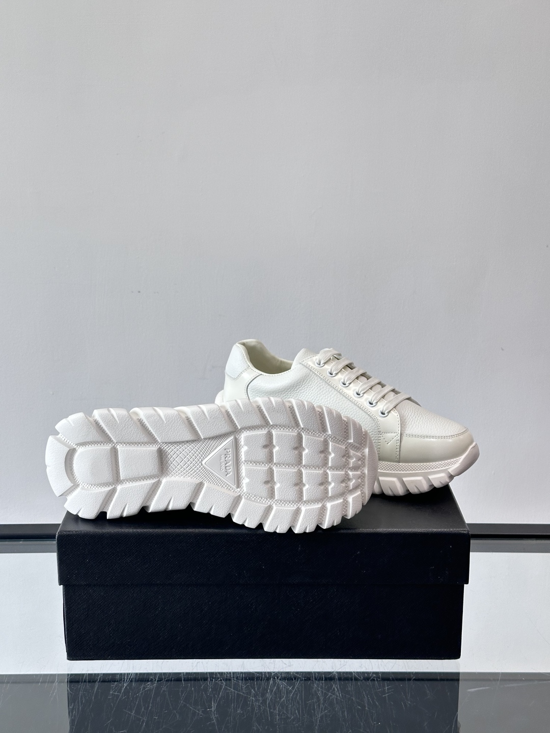 Prada Downtown Bold男士厚底运动鞋，纳帕小牛皮+雾面牛皮拼接，质感柔软细腻，透气性好。